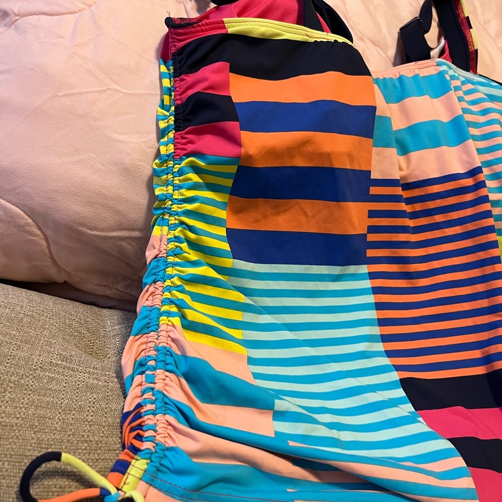 Takini top with built in bra and navy swim bottoms. 18w